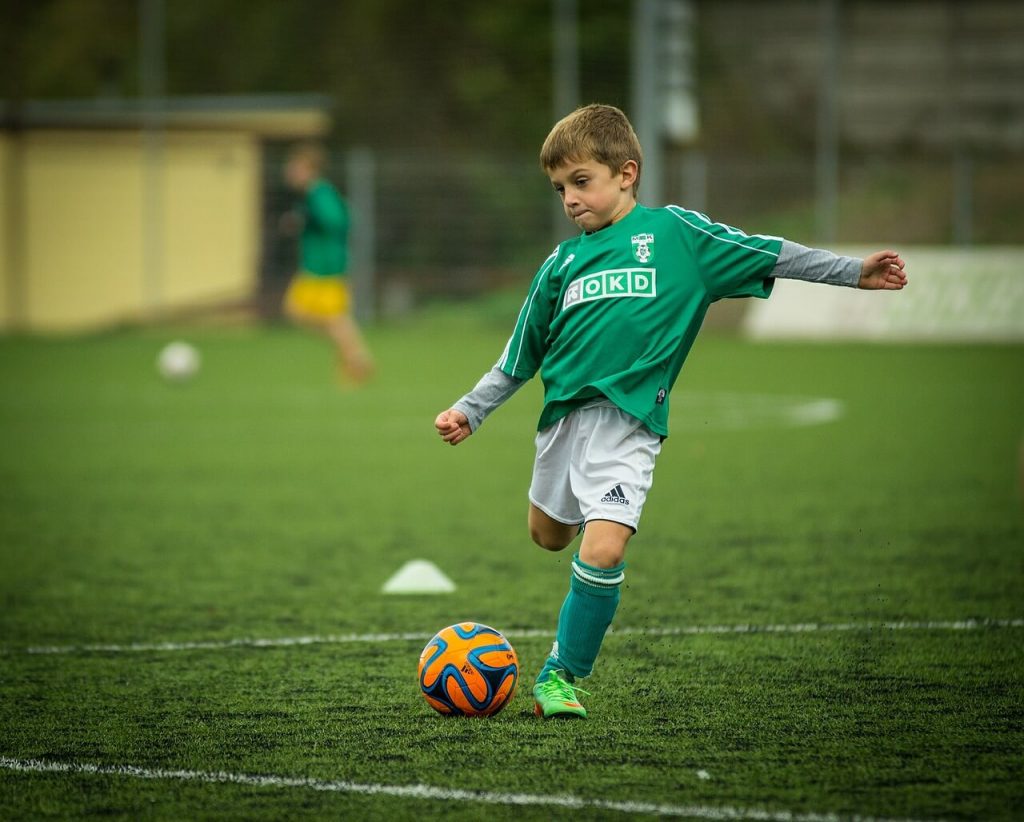 Niño con un balón de futbol